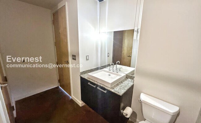 Building Photo - Modern 1-Bedroom Condo with City Views in Prime Nashville Location / Available Now!