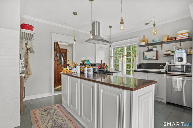 Building Photo - 8 Quintard Ave