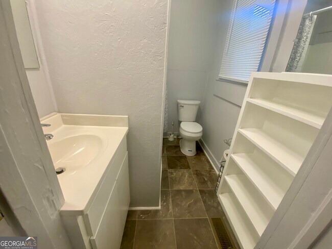 Building Photo - 914 Greenville St