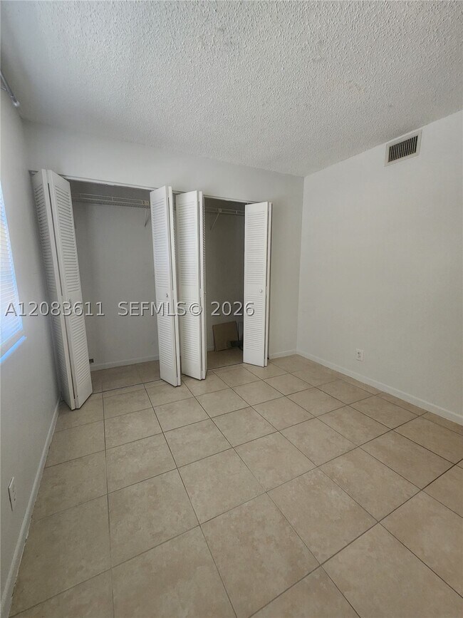 Building Photo - 10004 Twin Lakes Dr