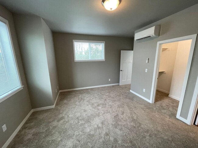 Building Photo - NEW 4 Bedroom / 4.5 Bath Duplex. A/C in every bedroom