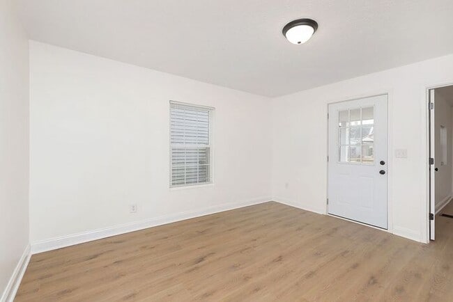 Building Photo - Charming Remodeled 2 Bedroom 1 Bath Near Fountain Square!