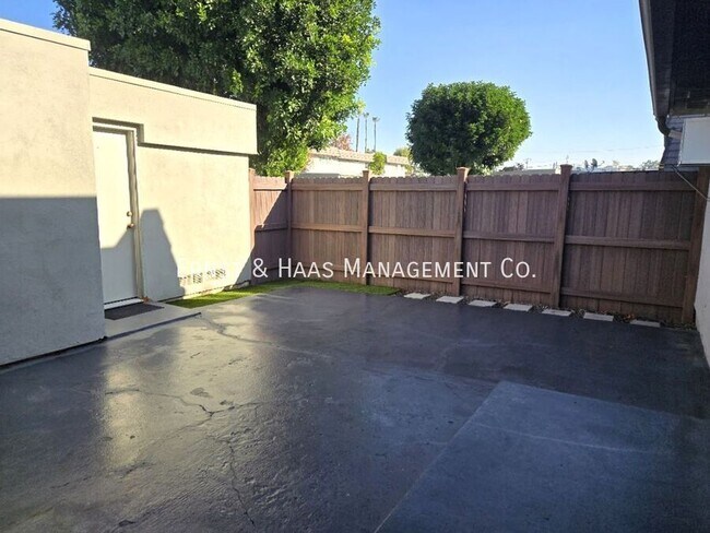 Building Photo - 17611 Regency Cir