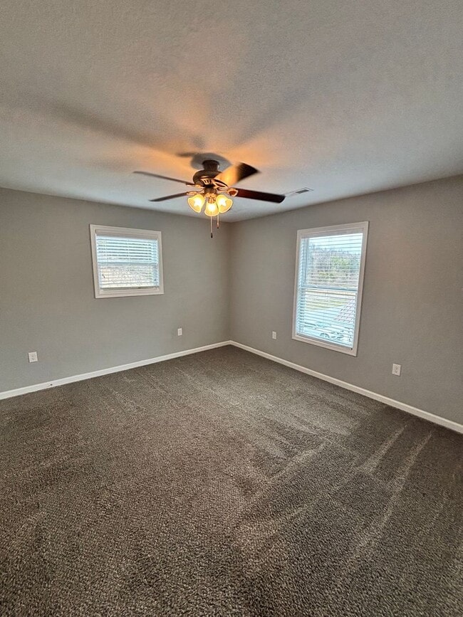 Building Photo - Sevierville 3bd/2.5bth available now!