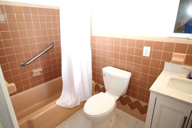 Building Photo - 551 SE 15th St