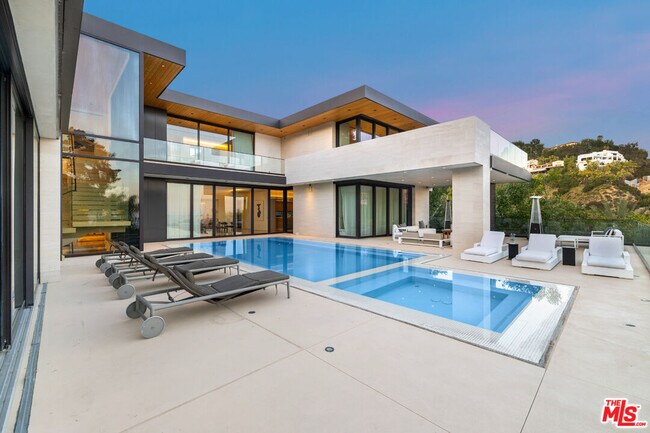 Building Photo - 9255 Swallow Dr
