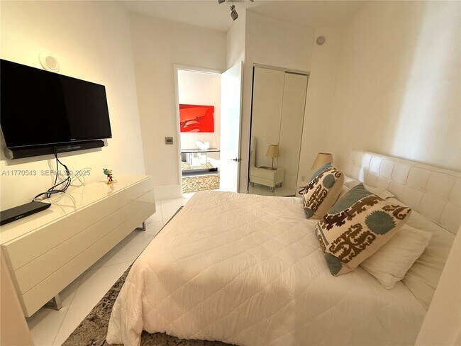 Building Photo - 15811 Collins Ave