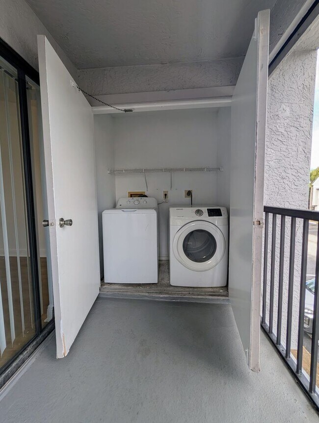 Building Photo - Bright 1BR/1BA Condo – Convenient Kendall Location