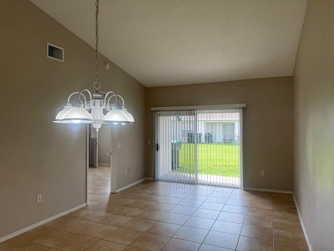 Building Photo - 3/2 Villa Located in Desirable S. Orlando ...