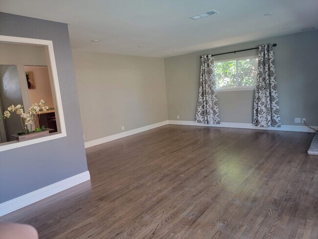 Building Photo - 713 S Meade Ave
