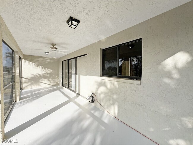 Building Photo - 4530 SW 10th Ave