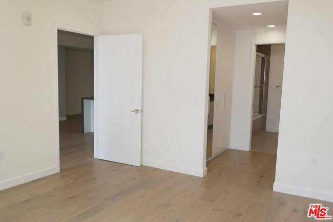 Building Photo - 105 S Mariposa Ave