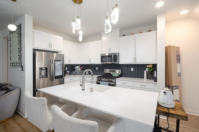 Building Photo - 5355 Seacliff Pl