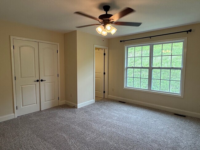Building Photo - 704 Grays Pointe Ct