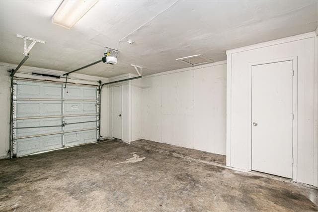 Building Photo - 2114 Windhurst Dr