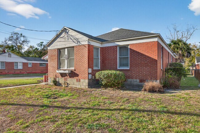 Building Photo - Spacious 3-Bedroom Corner Home with Garage & Private Courtyard