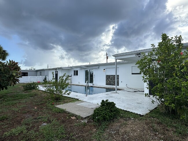 Building Photo - "Elegant 3-Bed Waterfront Home"