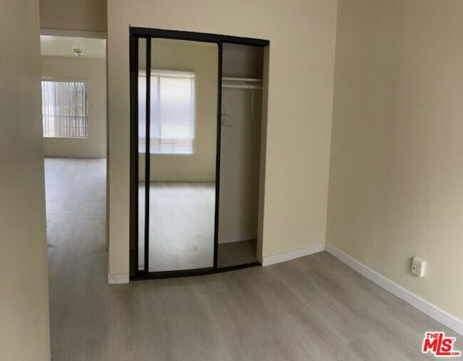 Building Photo - 910 S Kingsley Dr