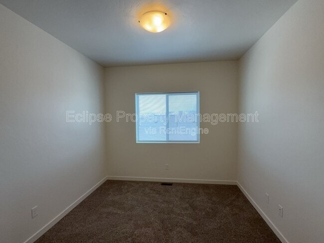 Building Photo - 250 Sasha St