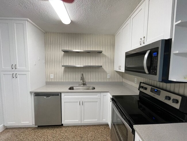Building Photo - Adorable Apollo Beach Home for Rent   Brin...