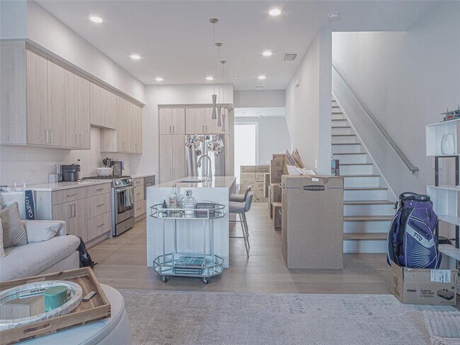 Building Photo - 370 6th St S