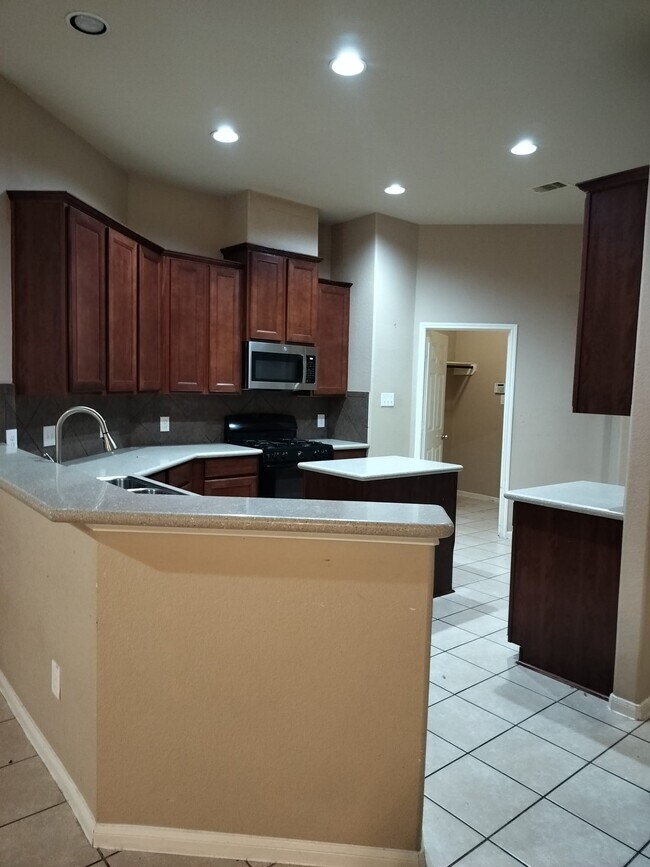 Building Photo - 6027 Schaumburg Dr