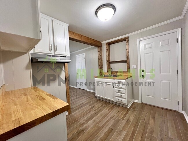 Building Photo - 610 W Hampton Ave