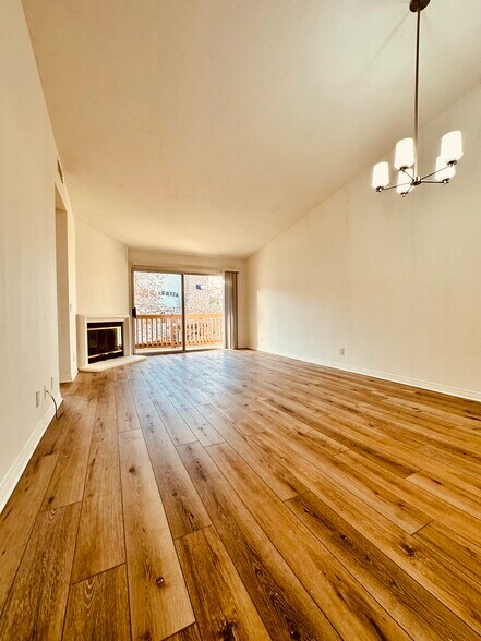 Building Photo - 10 Abrigo