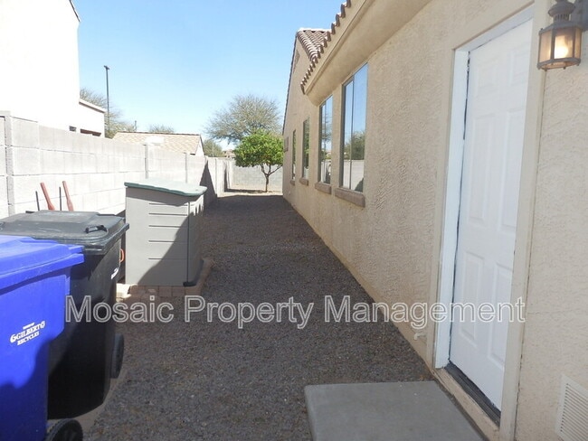 Building Photo - 3721 S Vineyard Ave