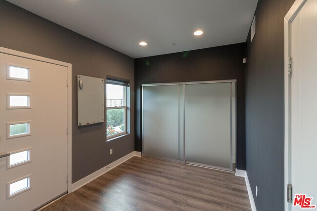 Building Photo - 2753 Waverly Dr