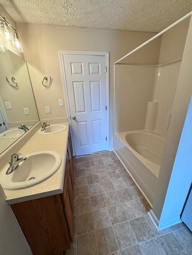 Building Photo - Great space in this 3 bedroom 2 and 1/2 bath end unit Townhome!