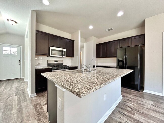 Building Photo - Move-In Ready 4-Bed, 2-Bath Home in Prime Fairhaven Location!