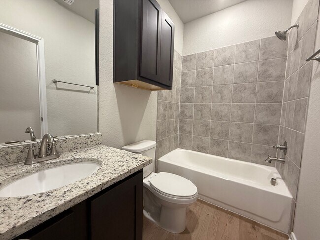 Building Photo - 3bd 2ba in Prime Location