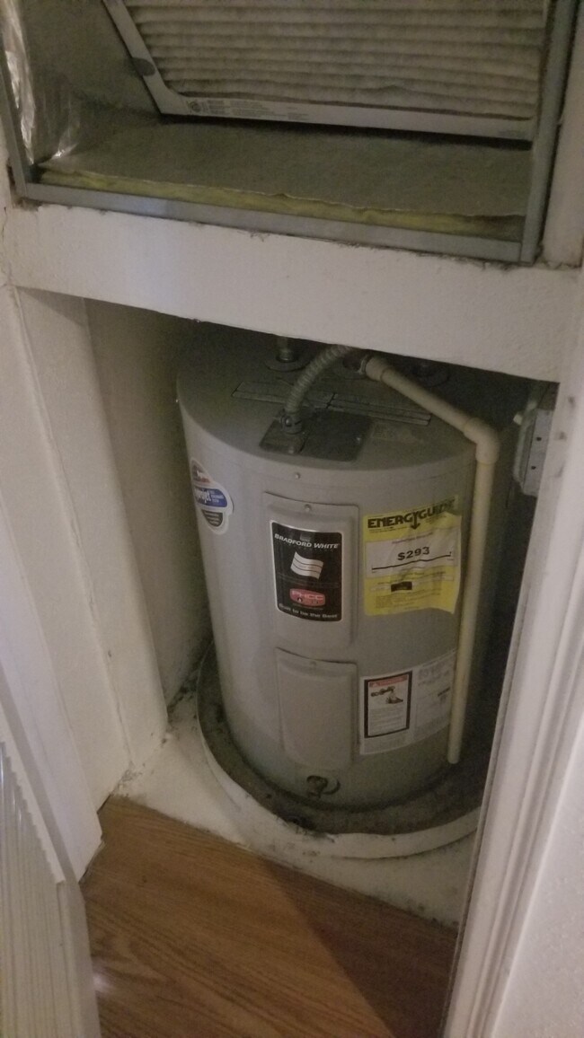 Building Photo - 977 Riverside Dr