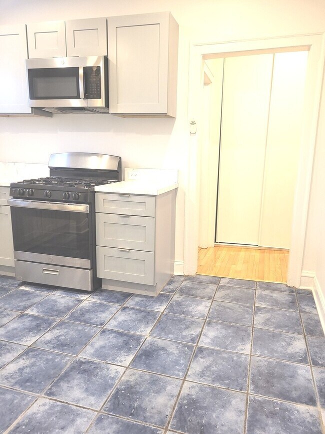 Building Photo - 2336 E 68th St