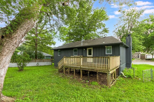 Building Photo - Spacious 4-Bed / 2-Bath Home – Half month ...