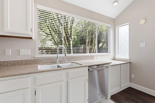 Building Photo - 8518 Pool Creek Dr