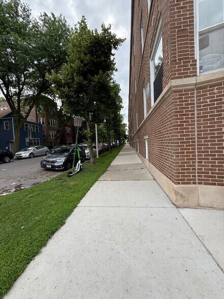 Building Photo - 5866 N Ridge Ave