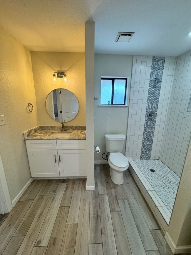 Building Photo - Ready For Move In - Nicely Renovated Large...