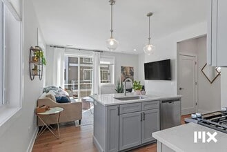 Building Photo - 627 Fairview Ave NE