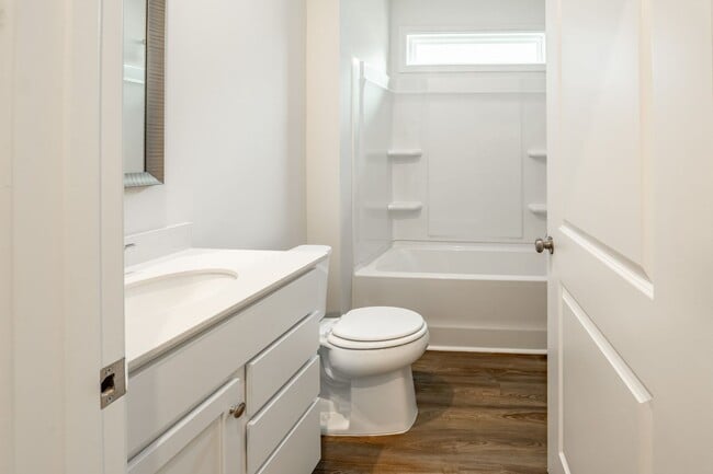 Building Photo - 421 Midland Pnes Dr