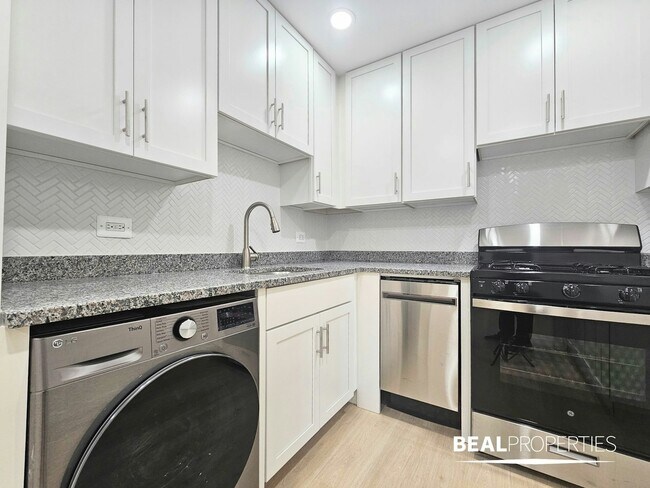Building Photo - 698 Elm Pl
