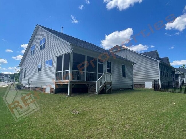 Building Photo - Gorgeous 4 Bedroom House with 1st Floor Pr...
