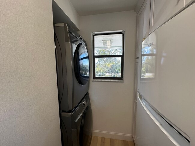 Building Photo - 2 bedroom 1 Bath newly renovated 1 mile from the beach