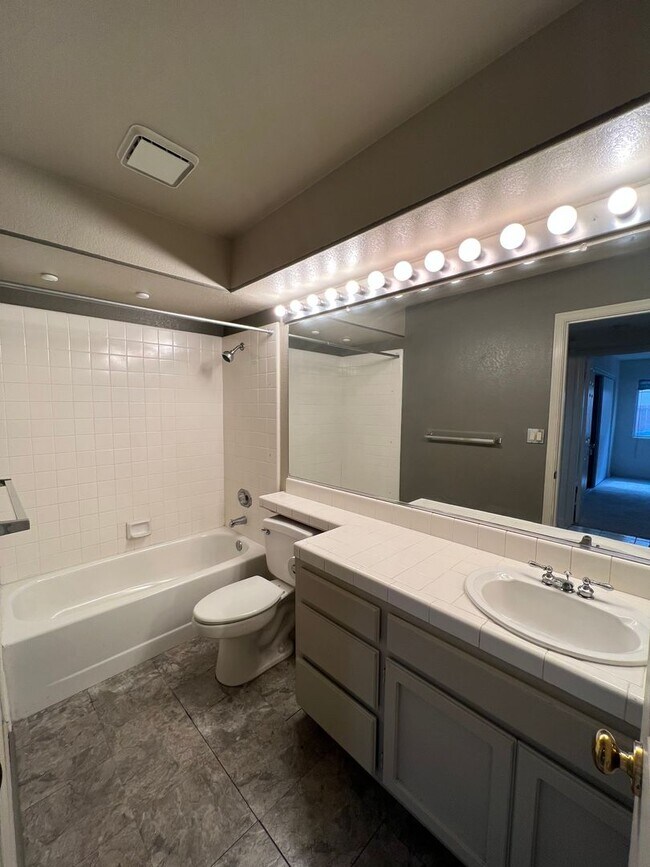 Building Photo - Huge 2 Story 5 Bedroom 3 Car Garage Home w...