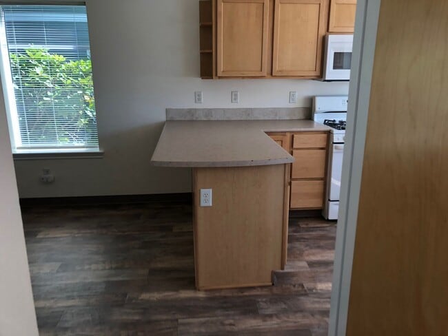 Building Photo - Walnut Grove 2 Bedroom, 2 Bath Condominium