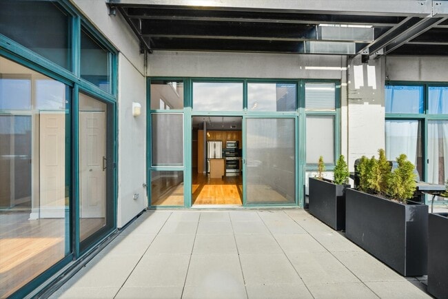 Building Photo - 221 E Cullerton St