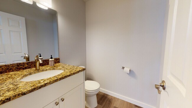 Building Photo - Large & Luxurious 3 Bedroom Available Near...