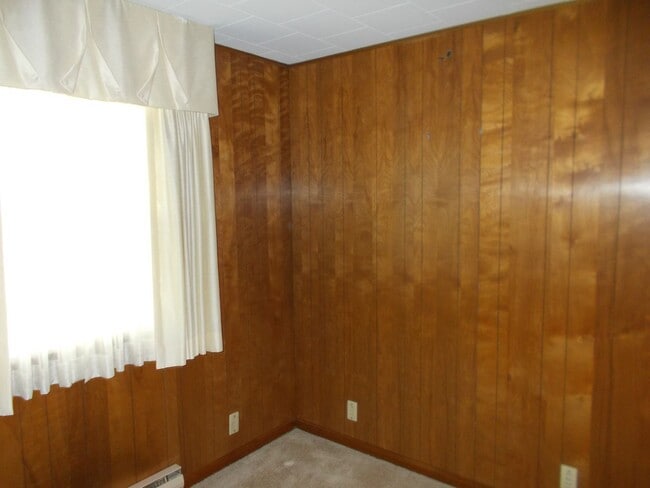 Building Photo - Spacious & Beautifully Maintained 3-Bedroo...