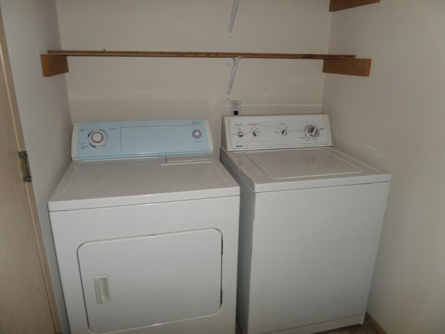 Building Photo - Large 3-Bedroom House w/New Carpet in Grea...